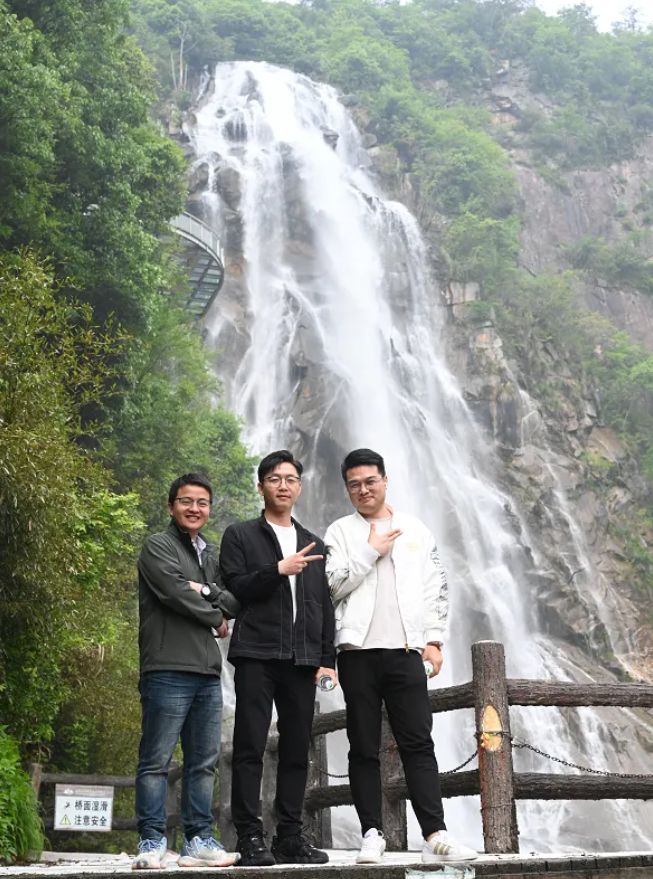 Z6尊龙凯时风管销售中心员工在安徽明堂山景区照片