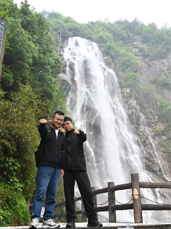 Z6尊龙凯时风管销售中心员工在安徽明堂山景区照片